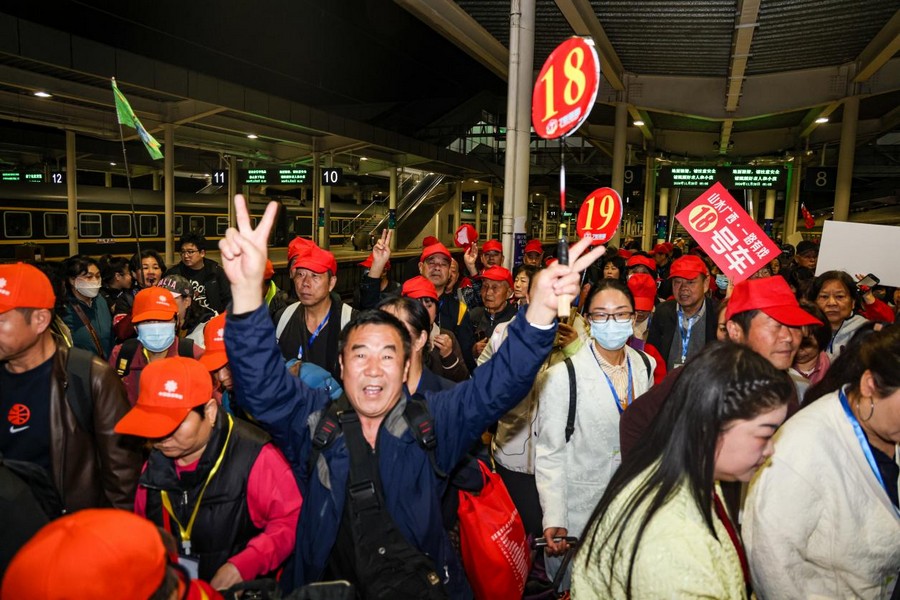 745名河南游客乘旅游专列抵达南