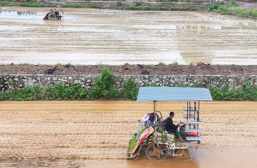 村民使用农机耕种。河润公司供图