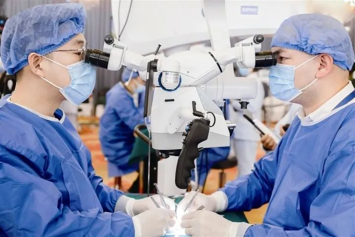 在显微镜下“穿针引线” 外科医师用巧手为患者抚平伤痛