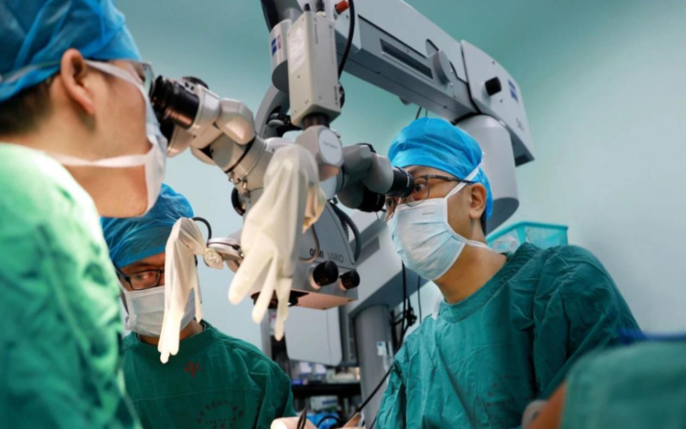 在显微镜下“穿针引线” 外科医师用巧手为患者抚平伤痛
