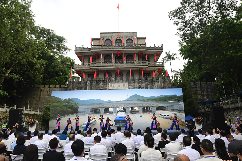 开幕表演《朋友请到凭祥来》