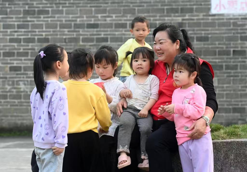 她们，用爱守护成长