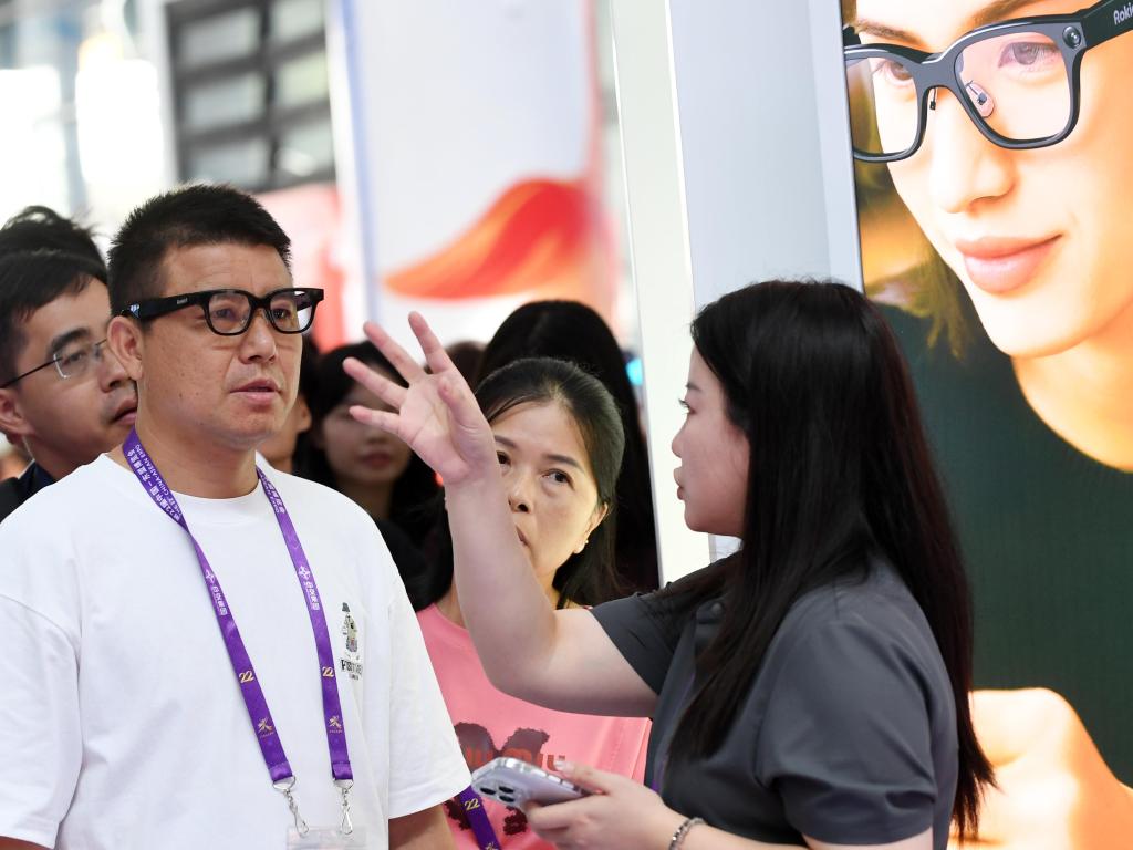 记者来信：从一副走红的AI眼镜说开去