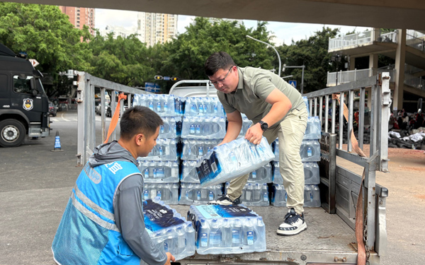 捐赠现场。周旋摄