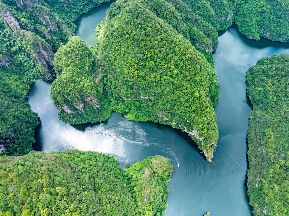 广西金秀：圣堂湖秀美如画