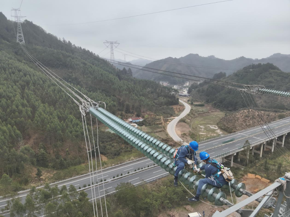 深山护电保东送 智能巡检守光明——探访南方电网超高压输电公司百色局西电东送通道守护者