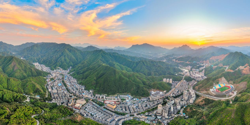 2026金秀圣堂山杜鹃花文化旅游节开幕 邀您共赏瑶山盛景