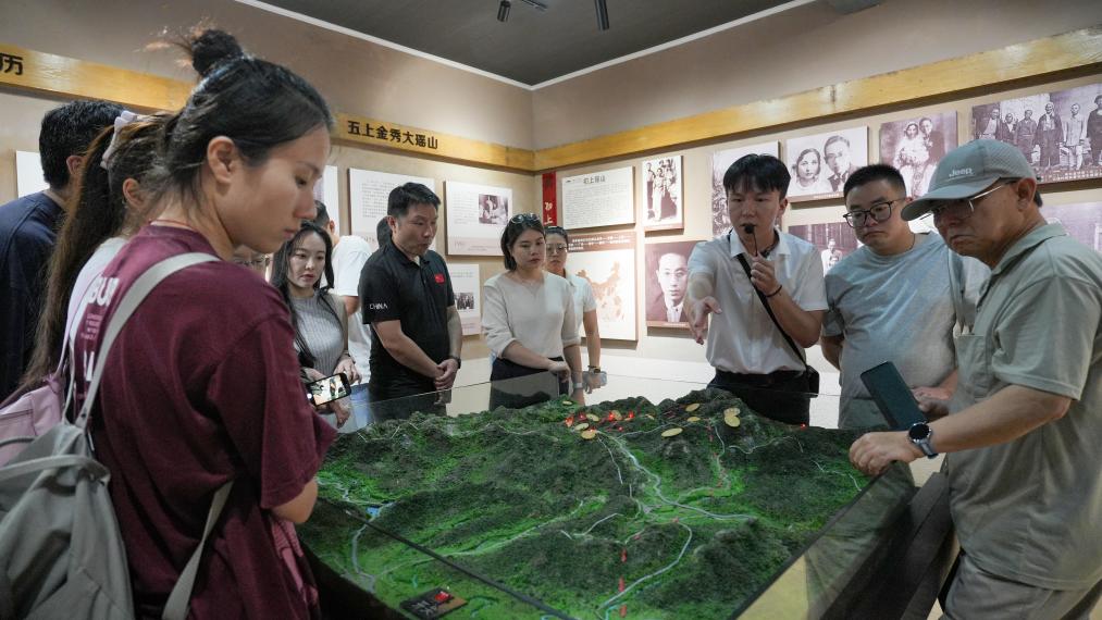 专家学者重访费孝通调研路 探寻“世界瑶都”发展之路