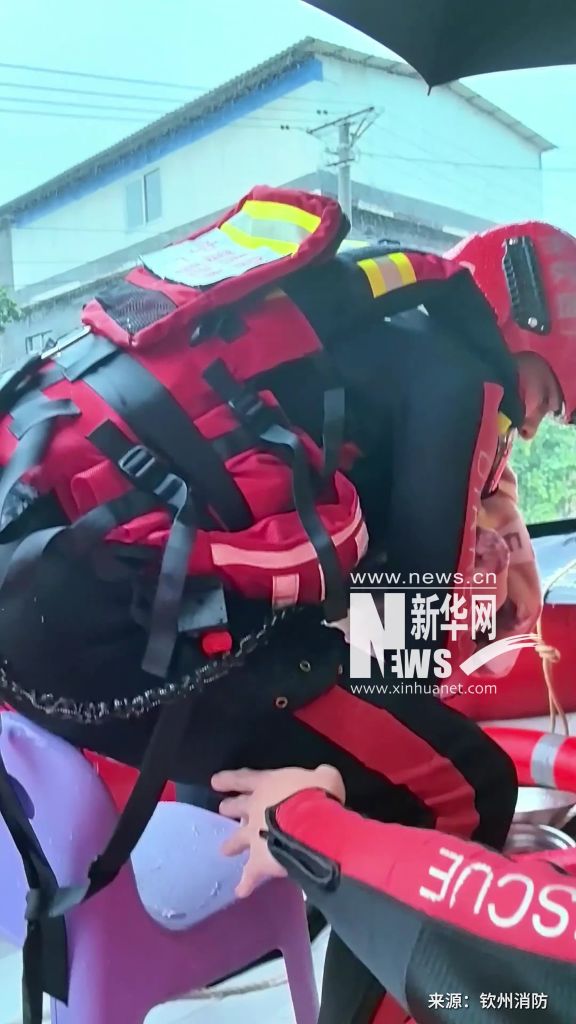 广西钦州：消防员稳稳抱住婴儿安全转移