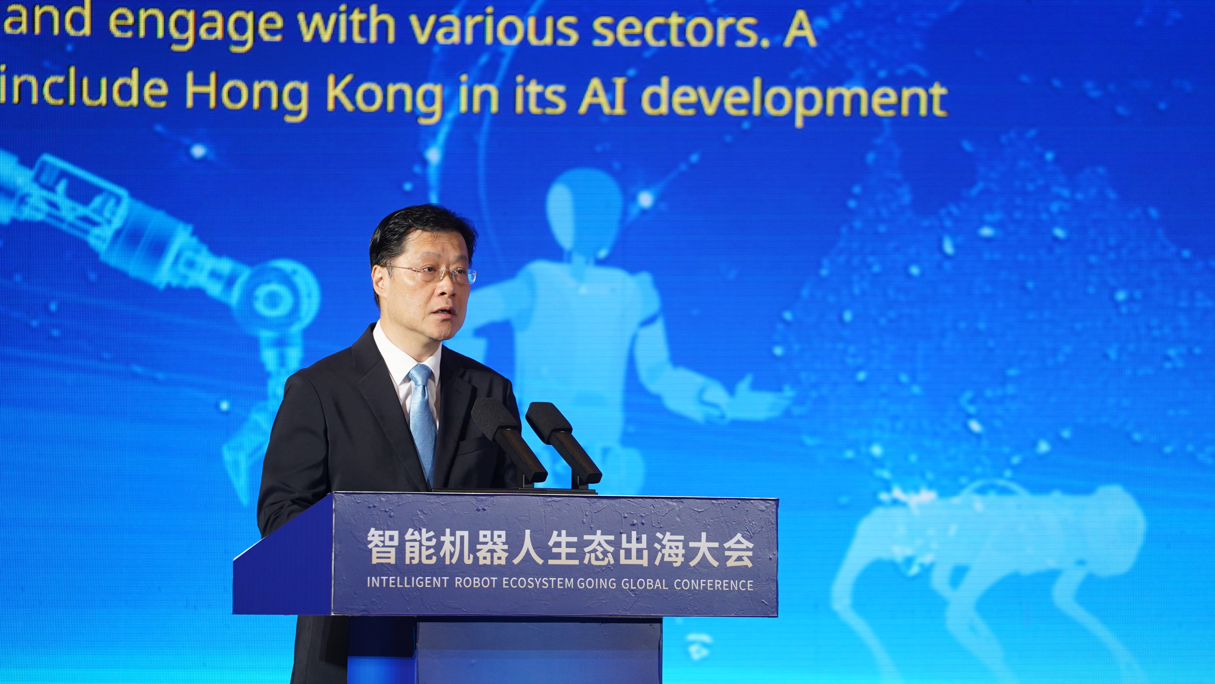 香港特别行政区政府驻广西联络处主任王卓然作主旨报告