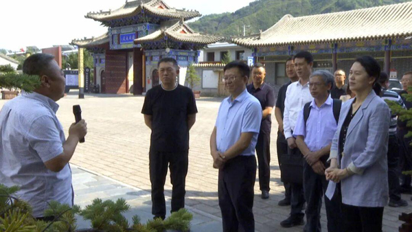 考察团在方山县于成龙廉政文化园参观