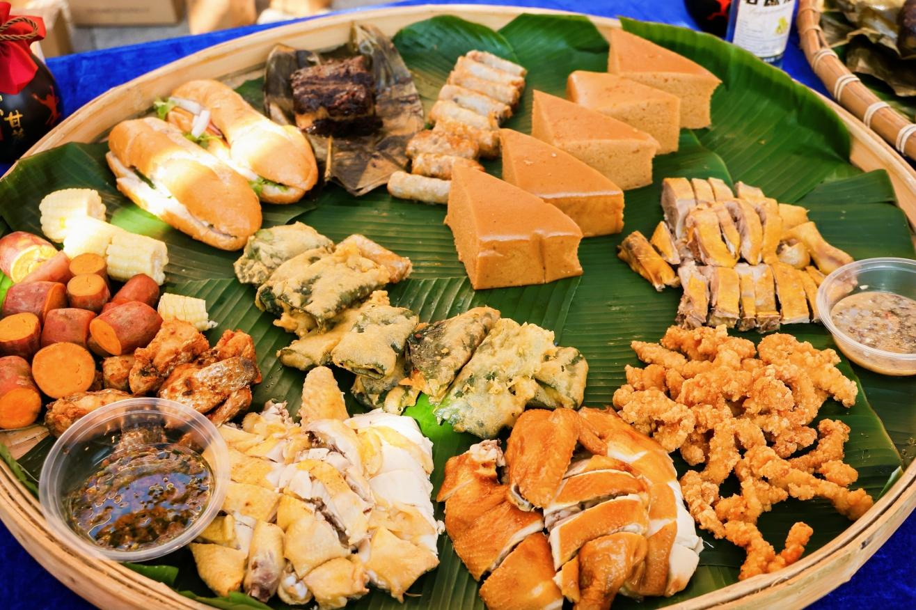 友谊关景区“边关第一街”上的簸箕宴美食