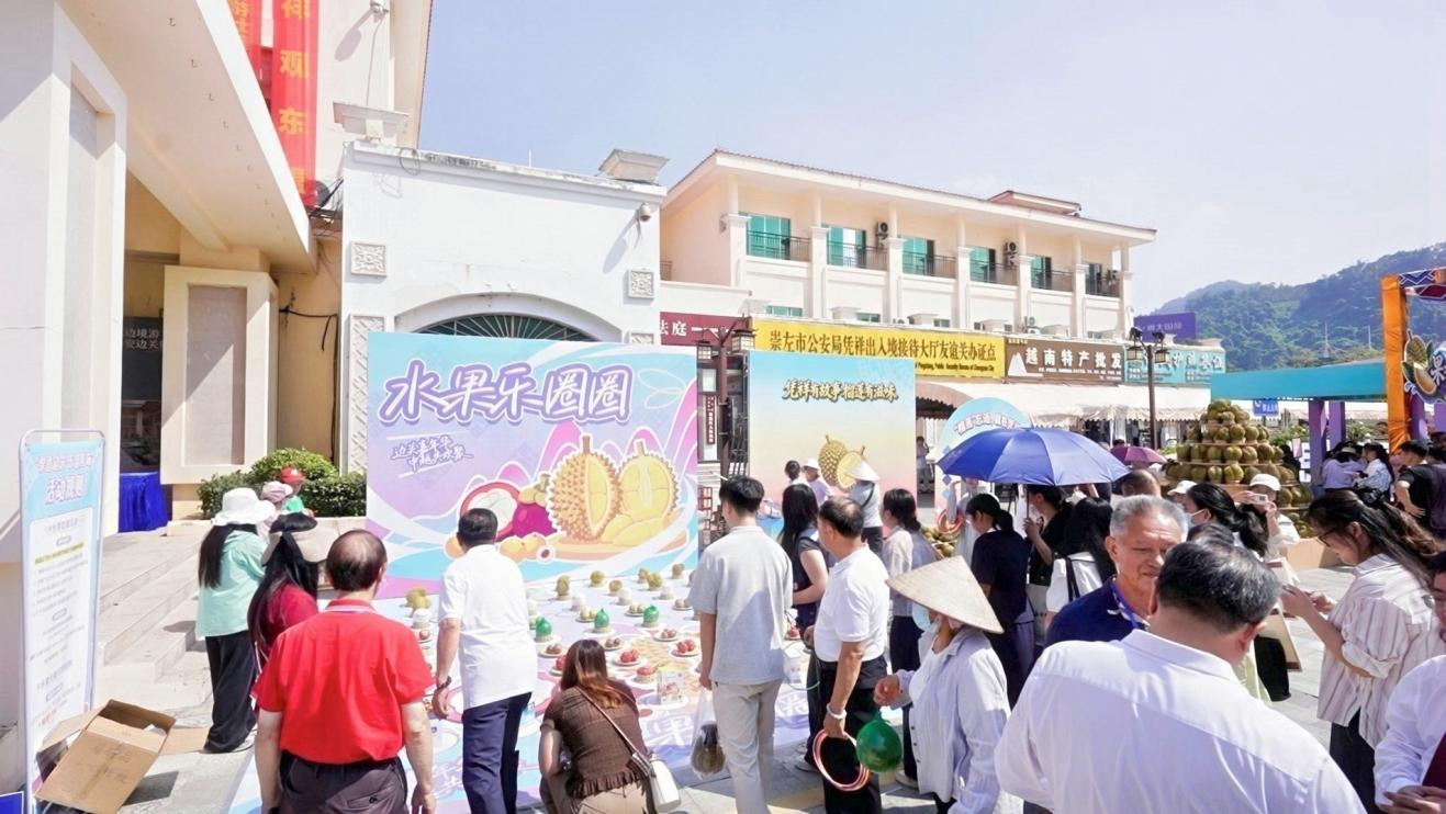 市民游客在友谊关景区“边关第一街”参加水果套圈活动