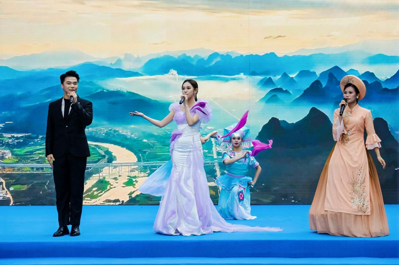 开幕表演《朋友请到凭祥来》