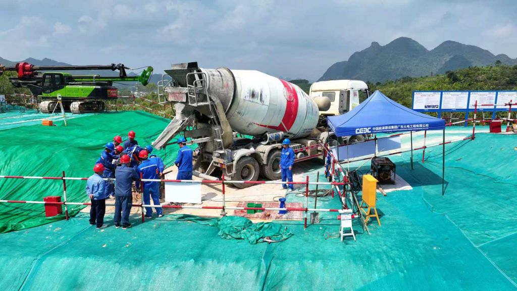 藏粤直流工程广西段首基塔开浇 线路建设按下“加速键”