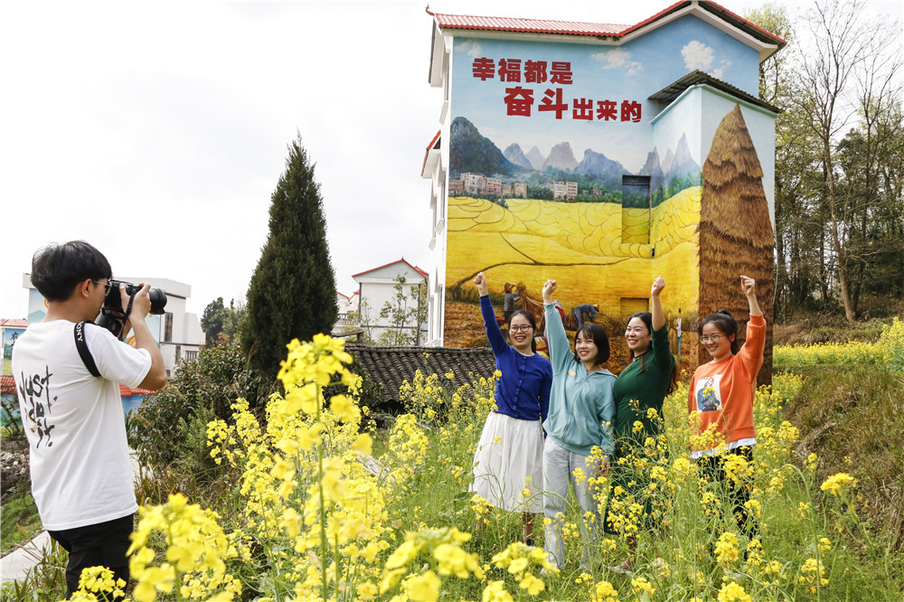 广西南丹：彩绘文化墙成“网红打卡地”