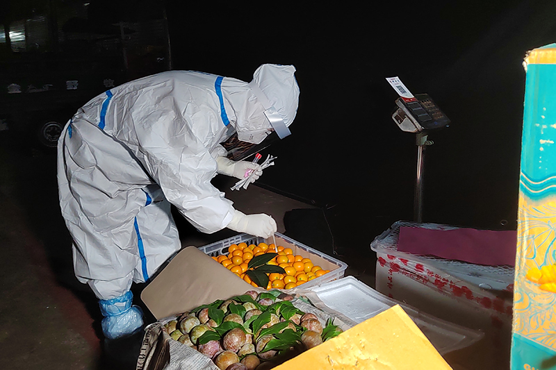 东兴市严格落实水果蔬菜核酸检测工作