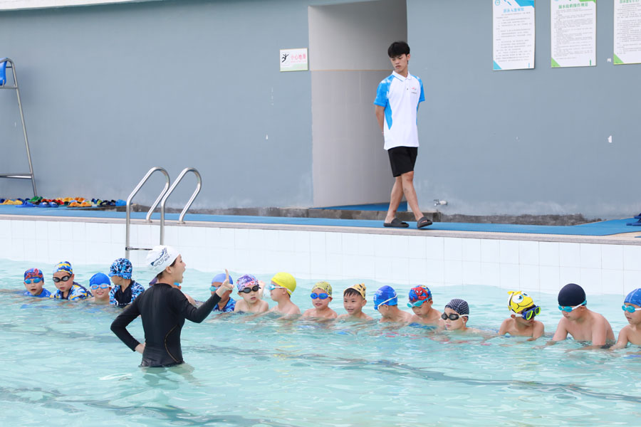 广西靖西：游泳课堂进校园 织牢防溺水安全网