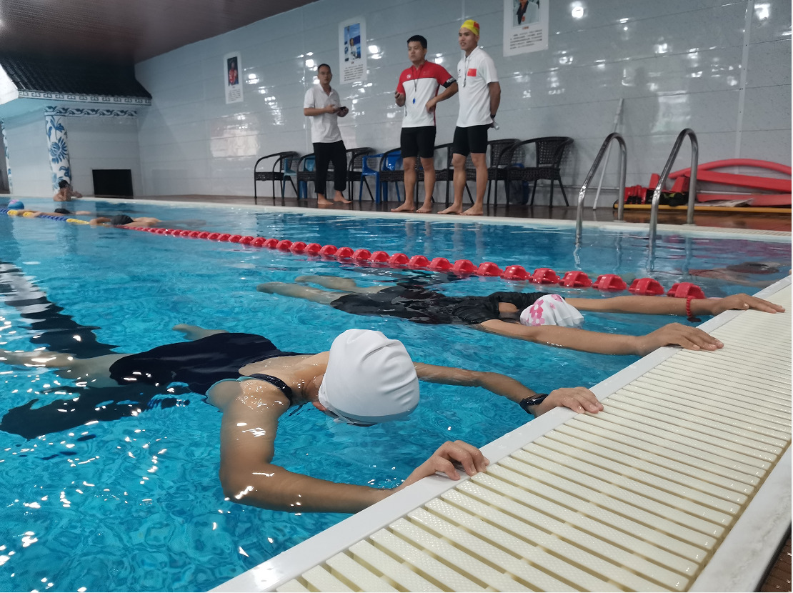 兴宾区：开展教师游泳培训，加快普及中小学游泳教育