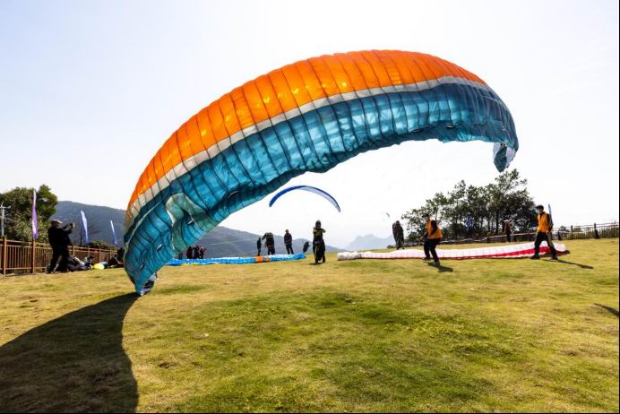 广西举办滑翔伞竞速公开赛