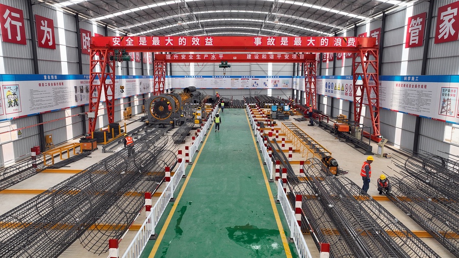 柳梧铁路项目平南段：春节抢进度 建设不停步