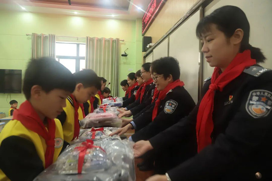 广西女子监狱警察到罗城开展留守儿童结对帮扶活动