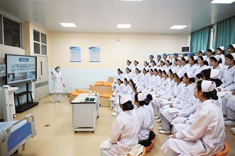 护士队伍壮大 护理专业吃香——国际护士节前聚焦柳州护理行业新变化